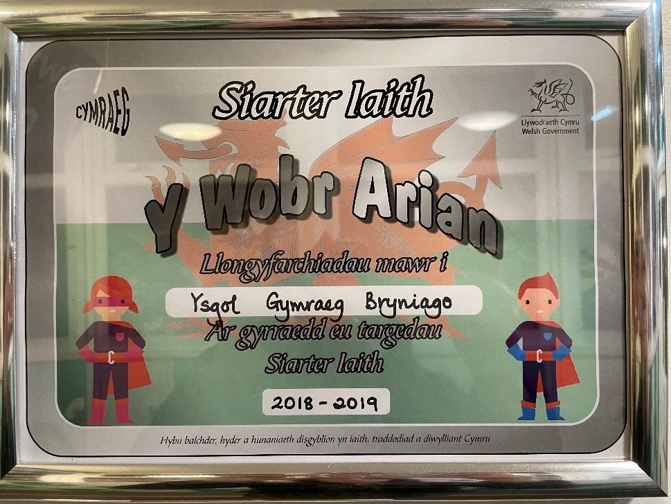 Mae Ysgol Bryniago wedi llwyddo i ennill y wobr arian o fewn y Siarter Iaith.